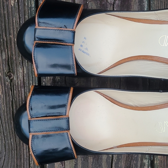 Joan & David black leather  bow pump with tan detail sz 9 N narrow EUC - Picture 9 of 13
